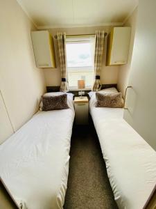 Postel nebo postele na pokoji v ubytování Beautiful Devon Cliffs Caravan, perfect for exploring Exmouth, Exeter & Sandy Bay beach + 37 fotografií