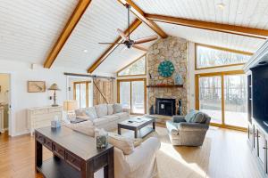 Μια τηλεόραση ή/και κέντρο ψυχαγωγίας στο Sundown Bed and Beach