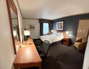 Postel nebo postele na pokoji v ubytování Days Inn by Wyndham Drayton Valley