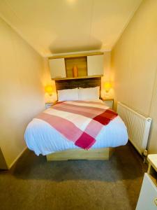 Postel nebo postele na pokoji v ubytování Beautiful Devon Cliffs Caravan, perfect for exploring Exmouth, Exeter & Sandy Bay beach