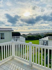 Balkón nebo terasa v ubytování Beautiful Devon Cliffs Caravan, perfect for exploring Exmouth, Exeter & Sandy Bay beach