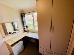 Kuchyň nebo kuchyňský kout v ubytování Beautiful Devon Cliffs Caravan, perfect for exploring Exmouth, Exeter & Sandy Bay beach