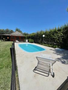 ein Picknicktisch vor einem Swimmingpool in der Unterkunft Alojamiento La Victoria in San Rafael