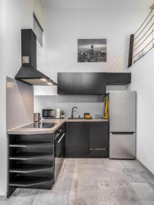Kuchyňa alebo kuchynka v ubytovaní Urban Loft Haven near Astoria