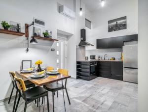 Kuchyňa alebo kuchynka v ubytovaní Urban Loft Haven near Astoria