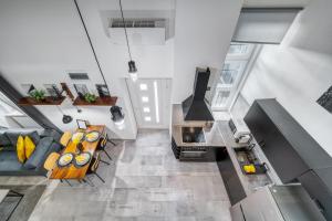 Kuchyňa alebo kuchynka v ubytovaní Urban Loft Haven near Astoria