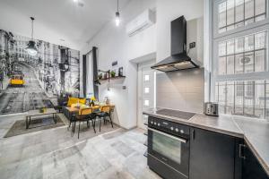 Kuchyňa alebo kuchynka v ubytovaní Urban Loft Haven near Astoria