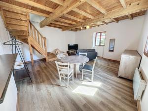 un soggiorno con tavolo e sedie di Beau Grand T2 Duplex avec du Cachet Centre Ville a Saint-Gaudens