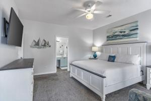 Un dormitorio blanco con una cama y un ventilador de techo. en Luxury Beach House Steps from Pool and Short Walk to Private Beach Pavilion, en Destin 54 fotos más