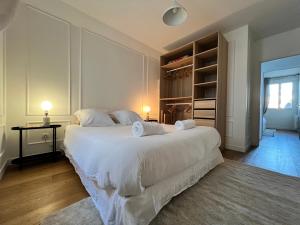 ein Schlafzimmer mit einem großen weißen Bett und einem Tisch in der Unterkunft Lifestyle Disneyland Paris 8 PAX in Serris + 53 Fotos