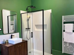 une salle de bain avec douche et lavabo dans l'établissement Le Séquoia, à Autun