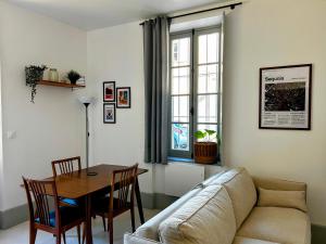 un salon avec un canapé et une table dans l'établissement Le Séquoia, à Autun
