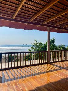 taras z widokiem na ocean w obiekcie El Mangle Suite Front Beach w mieście Ayampe