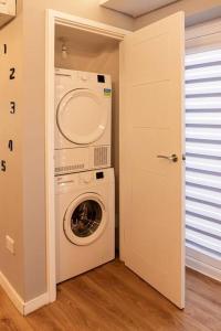 a laundry room with a washer and dryer at Detached 2 Bedroom House - 10 minute's walk to Town Centre - Free Parking, Fast Wifi and Smart TVs by Tejza Property in Rugby