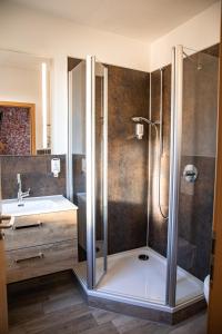 Ein Badezimmer in der Unterkunft Blochums Gasthof Hirsch