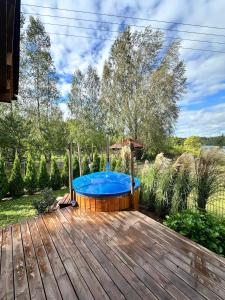 Zahrada ubytování Karmelowe Domki Kaszuby, z jacuzzi na tarasie z widokiem na jezioro