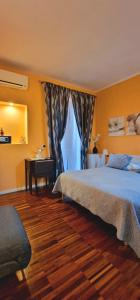 Un dormitorio con una cama y un escritorio y una ventana. en Le Fornaci Guest House, en Roma
