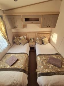 Ένα ή περισσότερα κρεβάτια σε δωμάτιο στο Whitstable Pearl - Alberta Holiday Park +48 φωτογραφίες