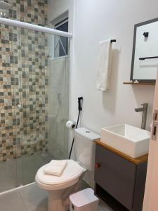 Et badeværelse på Hotel Rosa da Ilha Guaruja - 80m do mar, 02 piscinas, sala de jogos, brinquedão de percurso para crianças