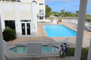 ein Fahrrad wird neben einem Pool geparkt in der Unterkunft Oceanfront in Canaveral, Views, Heated Pool & Spa in Cape Canaveral
