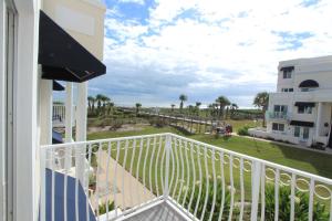 Ein Balkon oder eine Terrasse in der Unterkunft Oceanfront in Canaveral, Views, Heated Pool & Spa