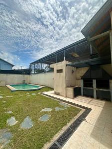 a building with a swimming pool in a yard at Amplio Departamento Céntrico in Formosa
