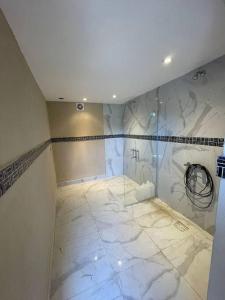 une salle de bain avec douche et toilettes dans l'établissement Carilo para 10, frente al golf con Pileta Climatizada!, à Carilo 12 autres photos