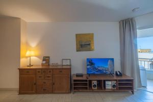 TV a/nebo společenská místnost v ubytování Plaza del Charco Muelle WiFi