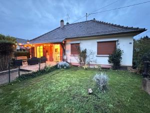 a small white house with a yard at Havre de paix au cœur des vignes pour 4 à 6 personnes in Epfig