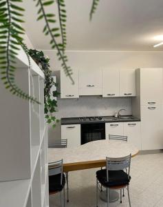 Η κουζίνα ή μικρή κουζίνα στο La Corte di Aurius