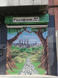 ein Wandbild von Bäumen an der Seite eines Gebäudes in der Unterkunft El Paseo a Madrid 169 - Junto a la Casa de Campo in Madrid + 35 Fotos