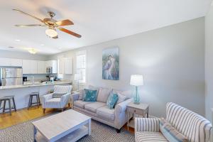 un salon avec un canapé et une cuisine dans l'établissement Barefoot Cottages #B22, à Highland View