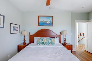 une chambre avec un grand lit avec deux lampes dans l'établissement Barefoot Cottages #B22, à Highland View 27 autres photos