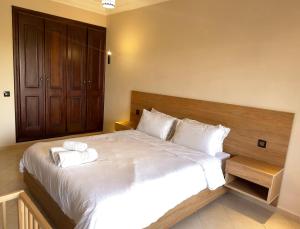 เตียงในห้องที่ Top localisation, neuf, Piscine et une vue balcon