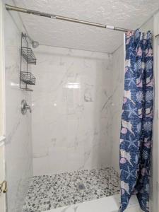 Un baño de Oceanfront 2br2b, Ocean Views, Heated Pool, Spa
