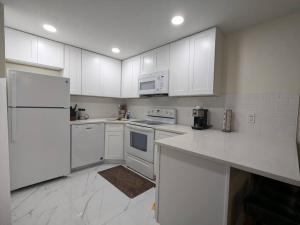 Una cocina o zona de cocina en Oceanfront 2br2b, Ocean Views, Heated Pool, Spa