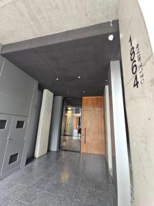 a hallway of a building with a door at Alquiler Temporario Rosario 20 in Rosario