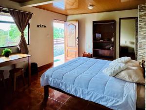 Postel nebo postele na pokoji v ubytování Los Tucanes Lodging
