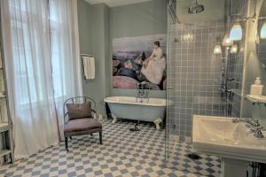 ein Badezimmer mit einer Badewanne und einem Wandgemälde in der Unterkunft Camillas Hus in Oslo