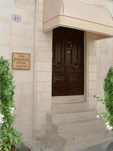 uma porta de um prédio com escadas na frente em B&B Frammenti D'Itria em Ceglie Messapica