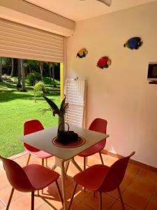 een eetkamer met een tafel en stoelen bij Bienvenue au Ti Frangipanier in Saint-François