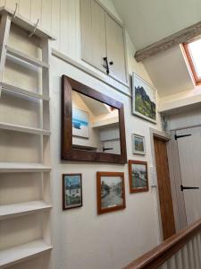 Billede fra billedgalleriet på Anglesey traditional 2 bedroom stone cottage with EV i Amlwch