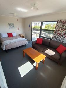 Postel nebo postele na pokoji v ubytování Moeraki Beach Motels