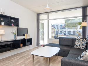 Ruang duduk di 4 person holiday home on holiday park in Glesborg