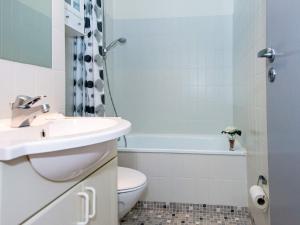 Bilik mandi di 4 person holiday home on holiday park in Glesborg