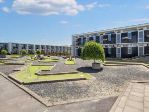 Taman di luar 4 person holiday home on holiday park in Glesborg