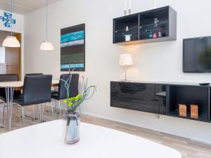 Televisyen dan/atau pusat hiburan di 4 person holiday home on holiday park in Glesborg