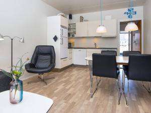 Dapur atau dapur kecil di 4 person holiday home on holiday park in Glesborg