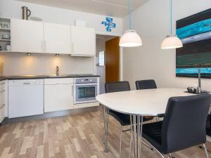 Dapur atau dapur kecil di 4 person holiday home on holiday park in Glesborg
