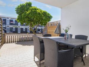 Balkoni atau teres di 4 person holiday home on holiday park in Glesborg